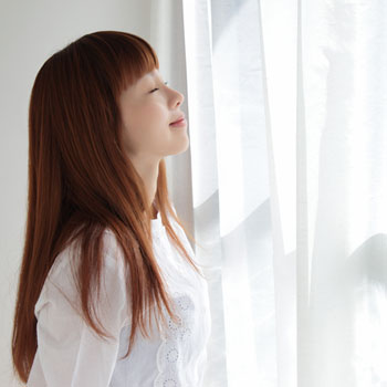 イメージ画像:窓際の紫外線は侮れない?