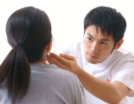 イメージ画像:タイミングを逸したら素直に皮膚科へ
