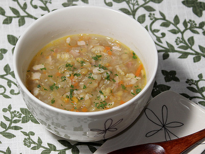 写真／キヌアとレンズ豆入り野菜スープ