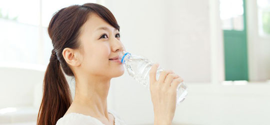 飲料水を飲む女性のイメージ