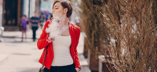 喫煙女性のイメージ画像