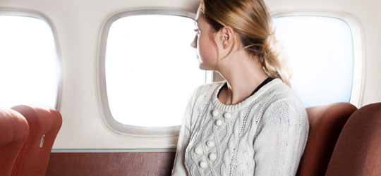 イメージ画像：旅客機に乗る女性