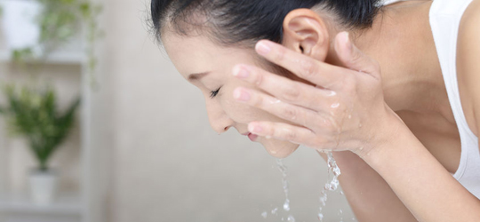 洗顔する女性のイメージ画像