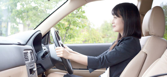 自動車を運転する女性のイメージ